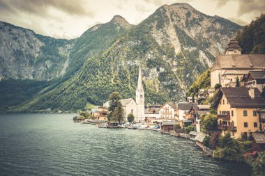 Hallstatt Gölü 'nün sonbahar sahnesi. Avusturya 'nın dağlık Salzkammergut bölgesindeki Hallstatt köyünün muhteşem sabah manzarası. Kırsal konseptin güzelliği. Avusturya dağları arasındaki sisli bir günde Hallstatt kasaba manzarası