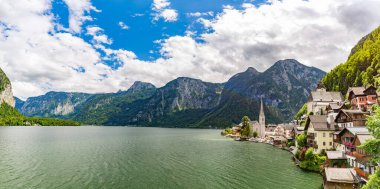 Hallstatt Gölü 'nün sonbahar sahnesi. Avusturya 'nın dağlık Salzkammergut bölgesindeki Hallstatt köyünün muhteşem sabah manzarası. Kırsal konseptin güzelliği. Avusturya dağları arasındaki sisli bir günde Hallstatt kasaba manzarası