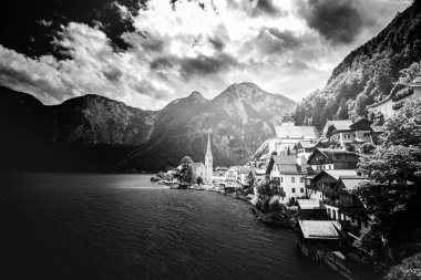 Hallstatt Gölü 'nün sonbahar sahnesi. Avusturya 'nın dağlık Salzkammergut bölgesindeki Hallstatt köyünün muhteşem sabah manzarası. Kırsal konseptin güzelliği. Avusturya dağları arasındaki sisli bir günde Hallstatt kasaba manzarası