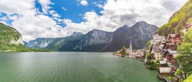 Hallstatt Gölü 'nün sonbahar sahnesi. Avusturya 'nın dağlık Salzkammergut bölgesindeki Hallstatt köyünün muhteşem sabah manzarası. Kırsal konseptin güzelliği. Avusturya dağları arasındaki sisli bir günde Hallstatt kasaba manzarası