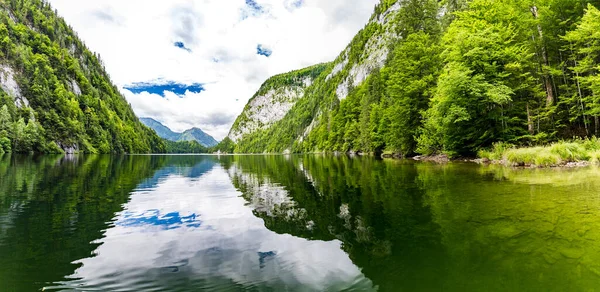 Montaña Lago Paisaje Increíble Reflejo Del Lago Montaña Árboles Verdes — Foto de Stock