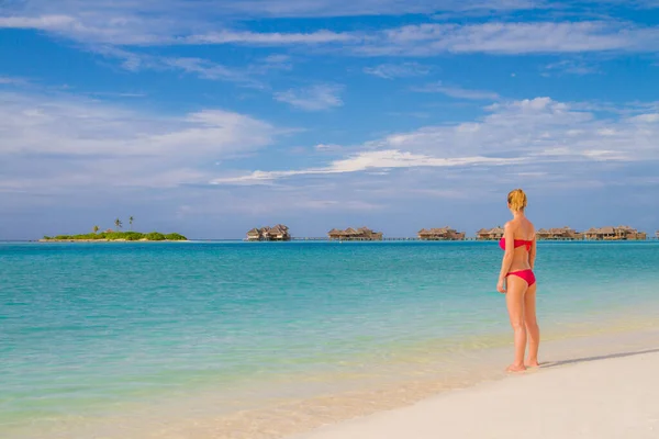 Женщина Ходит Белому Песчаному Пляжу Мальдивских Островах Женщина Бикини Тропическом — стоковое фото