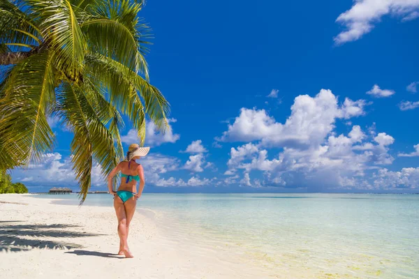 Mulher Viajante Feliz Biquíni Goza Suas Férias Praia Tropical Luxuoso — Fotografia de Stock