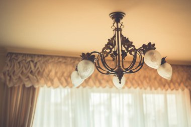 Dallanmış süs eşyalarının tavanından sarkan zarif lambalar tavana ya da duvarlara monte edilmek üzere tasarlandı..