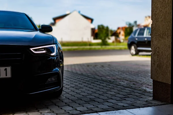 Zwarte Auto Met Lampjes Aan Voor Het Huis Oprit — Stockfoto