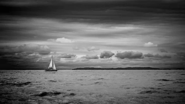 航船在海洋地平线上黑白分明 天空和云彩戏剧化 带有文本复制空间的单色娱乐航行背景 — 图库照片