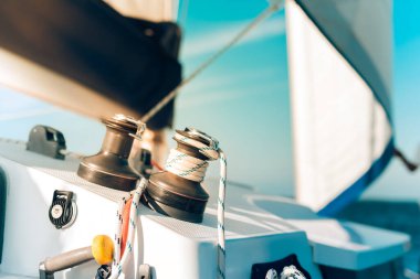 Güneşli bir günde denize açılırken bir teknede yelken açmanın ayrıntıları. Okyanus seyahati sırasında lüks yat gezisi.