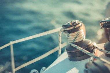 Güneşli bir günde denize açılırken bir teknede yelken açmanın ayrıntıları. Okyanus seyahati sırasında lüks yat gezisi.