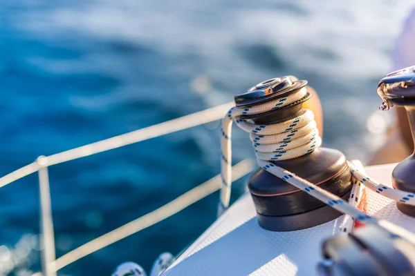 Güneşli bir günde denize açılırken bir teknede yelken açmanın ayrıntıları. Okyanus seyahati sırasında lüks yat gezisi.