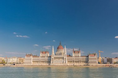 Budapeşte şehri Macar parlamento binası ve Tuna nehri, Macaristan. Macaristan 'ın Budapeşte kentinde Macaristan Parlamentosu' nun inşası. Ulusal Meclis 'in merkezi. Ev neo-gotik tarzda inşa edildi