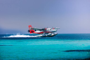 05.19.2019 - Ari Atoll, Maldivler: Maldivler 'de Trans Maldivian Havayolları deniz uçağı ile egzotik bir sahne. Maldivler 'de tatil ya da tatil kavramı. Yaz tatili ulaşımı