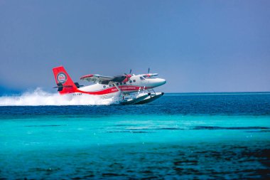 05.19.2019 - Ari Atoll, Maldivler: Maldivler 'de Trans Maldivian Havayolları deniz uçağı ile egzotik bir sahne. Maldivler 'de tatil ya da tatil kavramı. Yaz tatili ulaşımı