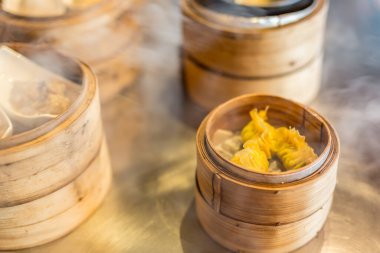 Dim Sum, Dim Sum hamur tatlısı, Çin-Tayland mutfağı taze pişmiş, bambu tabaklarında buharlaşıyor. Çin restoranındaki Dim sum vapurları.