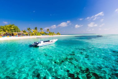 Turist gezisi için cam tekne. Maldivler güzel plaj arka planı mavi gökyüzü deniz suyu okyanusuyla beyaz kumlu tropik cennet adası