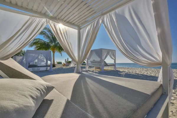 Weiße Strandkronen Bei Sonnenuntergang Luxus Strandzelte Luxuriösen Strandresort Sommerstrandkonzept Entspannung — Stockfoto