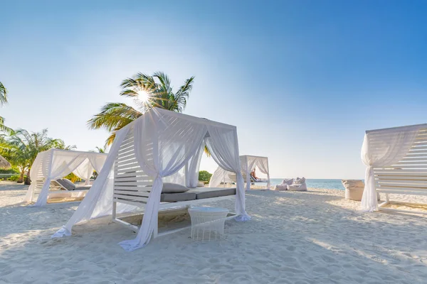 Baldacchini Spiaggia Bianchi Tramonto Tende Spiaggia Lusso Lussuoso Resort Sulla — Foto Stock