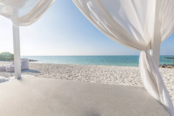 Weiße Strandkronen Bei Sonnenuntergang Luxus Strandzelte Luxuriösen Strandresort Sommerstrandkonzept Entspannung — Stockfoto