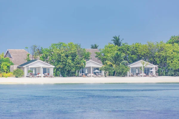 Wille Plaży Małej Tropikalnej Wyspie Luksusowy Hotel Kurortowy Palmami Nad — Zdjęcie stockowe