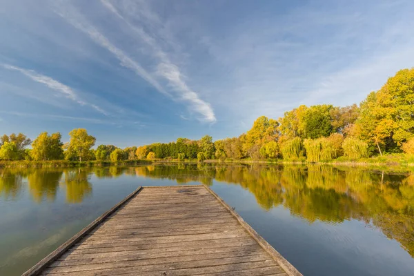 Yansıtmalı Idyllic Sonbahar Gölü Manzarası Mükemmel Sonbahar Ağacı Yansımaları Mevsimsel — Stok fotoğraf