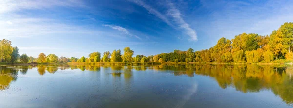 Yansıtmalı Idyllic Sonbahar Gölü Manzarası Mükemmel Sonbahar Ağacı Yansımaları Mevsimsel — Stok fotoğraf