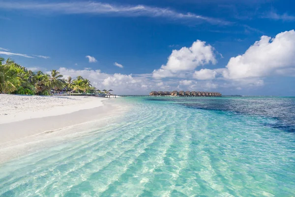 Красивый Тропический Мальдивский Пляж Голубым Небом Удивительным Голубым Побережьем Лагуны — стоковое фото