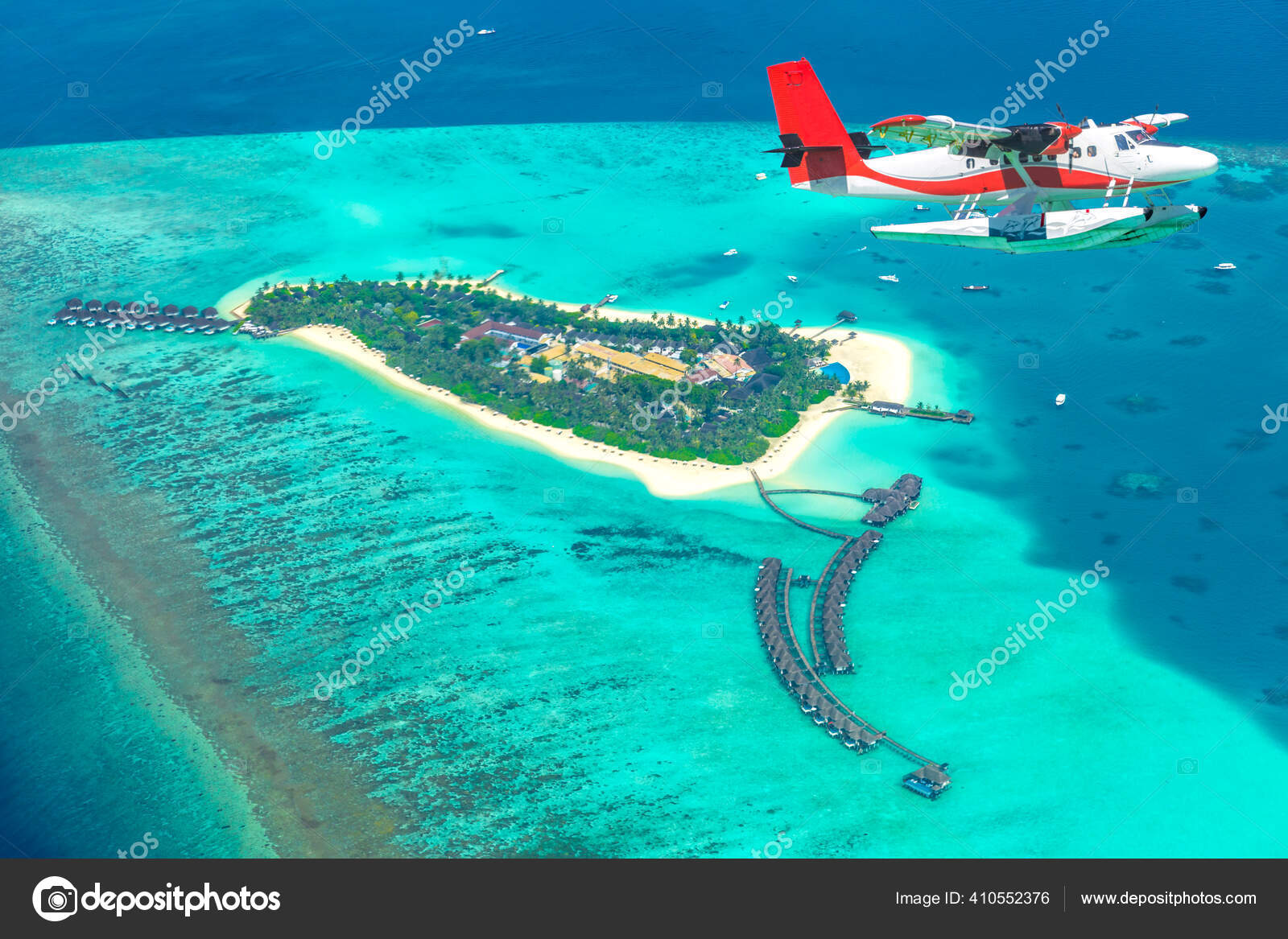 モルディブの島に接近する水上飛行機の空中ビュー 鳥の目のビューから