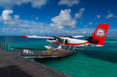 08.12.2018 - Ari Atoll, Maldivler: Maldivler 'de deniz uçağıyla yapılan egzotik sahneler. Gün batımında deniz uçağı taksisi kalkıştan önce. Maldivler 'de tatil ya da tatil kavramı. Hava taşımacılığı