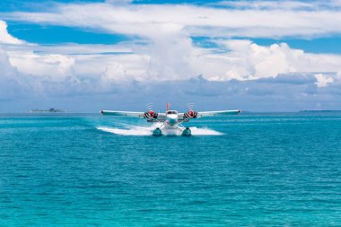 Ari Atoll, Maldivler: Maldivler 'de Trans Maldivian Havayolları deniz uçağıyla yapılan egzotik sahneler. Maldivler 'de tatil ya da tatil kavramı. Yaz tatili ulaşımı