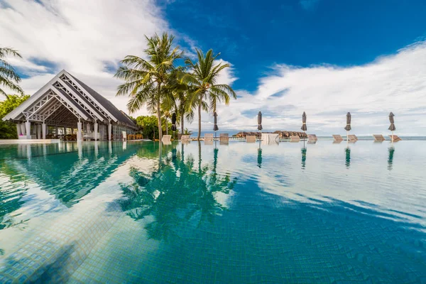 Outdoor Tourism Landscape Luxurious Beach Resort Swimming Pool Beach Chairs — Stock Photo, Image