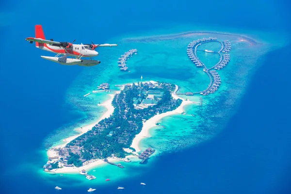 Vista Aérea Hidroavión Acercándose Isla Las Maldivas Maldivas Playa Aves —  Fotos de Stock
