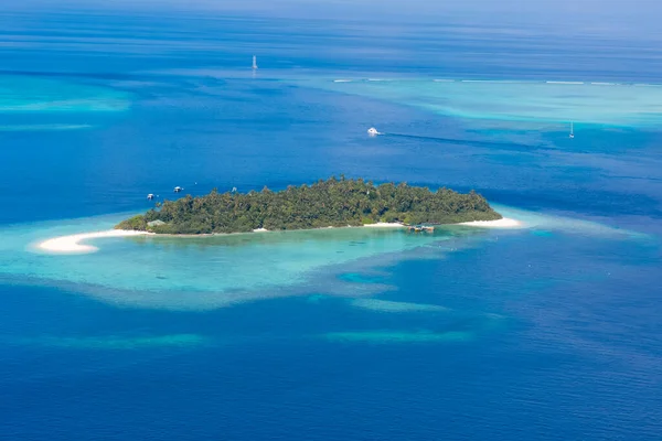 Drone Luchtfoto Van Prachtig Tropisch Paradijs Eiland Tussen Blauw Zeewater — Stockfoto