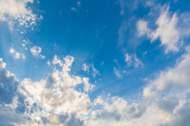 Mavi gökyüzü bulutları. Güneşli gökyüzü, sanatsal doğa bulutlarıyla gökyüzü