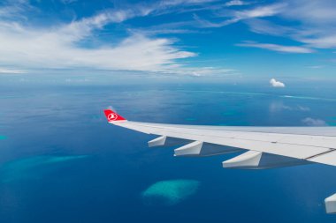 Erkek, Maldivler - 09 Aralık 2015: Türk Hava Yolları Uçağı Maldivler adaları ve mavi deniz üzerinde uçuyor