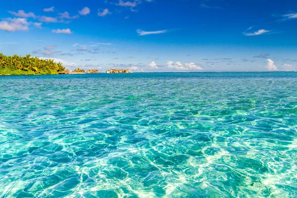놀라운 석호가 방갈로 있습니다 아름다운 몰디브 리조트 호텔과 휴가를 해변과 — 스톡 사진