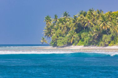 Beyaz kum, palmiye ağaçları, turkuaz okyanus güneşli yaz gününde bulutlu mavi gökyüzüne karşı güzel tropik plaj. Rahatlatıcı tatil için harika bir manzara arka planı, Maldivler Adası.