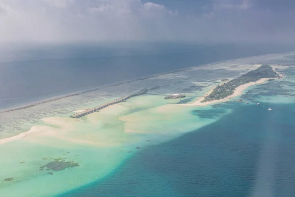 Kis Trópusi Sziget Maldív Szigeteken Atoll Légi Kilátás Ködös Kora — Stock Fotó