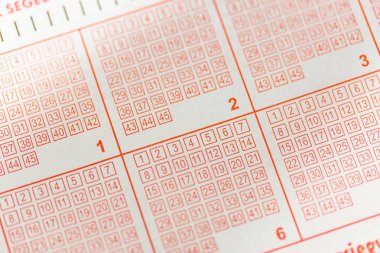 Siyah piyango bileti, kazanmaya hazır. Para, milyonlar, milyarlar, ödül parası. Şanslı bilet konsepti