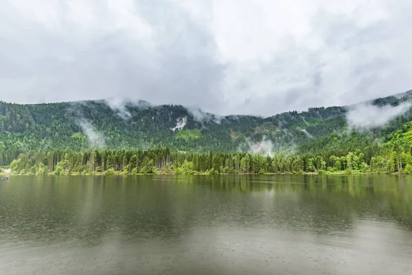 Lago Montaña Niebla Mañana Paisaje Lluvioso Cielo Nublado Con Bosque — Foto de Stock