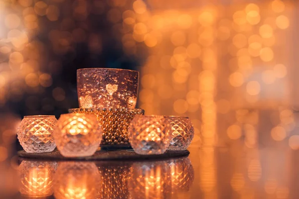 테이블의 반사와 황금빛 보케등을 배경으로 아름다운 크리스마스 어두운 배경에 촛불을 — 스톡 사진