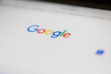 Budapeşte, Macaristan - 14 Ocak 2018. Google.com ana sayfası ve ekrandaki imleç. Google dünyanın en popüler arama motorudur
