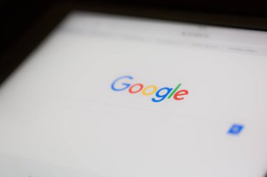 Budapeşte, Macaristan - 14 Ocak 2018. Google.com ana sayfası ve ekrandaki imleç. Google dünyanın en popüler arama motorudur