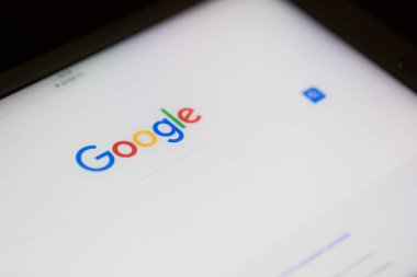 Budapeşte, Macaristan - 14 Ocak 2018. Google.com ana sayfası ve ekrandaki imleç. Google dünyanın en popüler arama motorudur