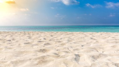 Deniz kumu gökyüzü kavramı. Kumsaldaki kumun yakınlığı ve mavi yaz gökyüzü, sakinlik ve ilham kaynağı doğa kavramı.