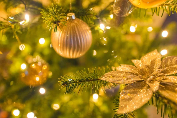 배경에 황금색 크리스마스 트리가 있습니다 샤이니 나무로 조명을 황금색 크리스마스 — 스톡 사진