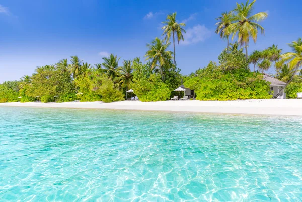 Malediven Strand Met Luxe Villa Bungalows Ligstoelen Prachtige Tropische Scene — Stockfoto