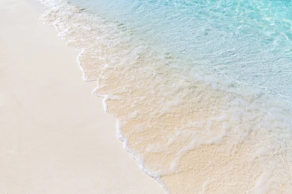 Kumsaldaki Kumlara Mavi Yaz Gökyüzüne Yakın Panoramik Plaj Manzarası Boş — Stok fotoğraf