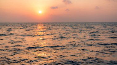 Güzel deniz manzarası. Günbatımı okyanus sakin sahnesi. Ufukta turuncu sarı deniz manzarası, sabahın erken saatlerinde, deniz üzerinde gün doğumu. Doğa manzarası