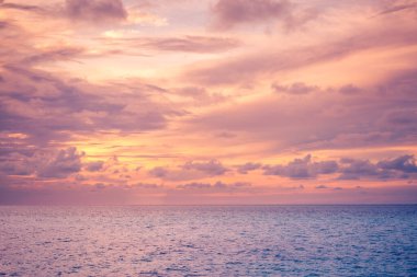Deniz kumu gökyüzü konsepti, günbatımı renkleri bulutlar, ufuk, yatay arka plan pankartı. İlham verici doğa manzarası, güzel renkler, harika tropik plaj manzarası. Sahil gün batımı, yaz tatili
