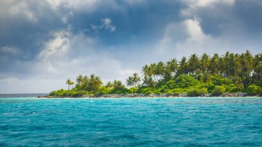 Büyülü sahil, muhteşem deniz ve ufku olan sakin bir manzara. Tropikal ada cenneti deniz manzarası, egzotik kırsal plajlar, yaz tatilleri. Gökyüzü kavramlı sahil ve deniz