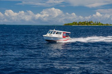 Ari Atoll, Maldivler - 17 Aralık 2017: Hint Okyanusu 'ndaki Maldivler' de deniz yolculuğu yapan turist sürat teknesi. Sürat teknesi, turistleri almak için Maldivler, Hint Okyanusu 'na yanaşıyor..